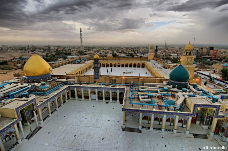 مسجد اعظم كوفه با صحن جديد مرقد مسلم بن عقيل و هاني بن عروة رضوان الله عليهما (عکس از علي الطريحي)